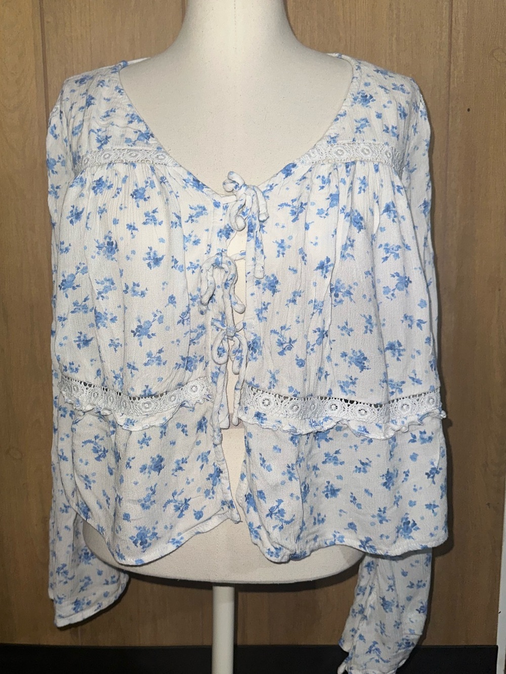 Arizona Jean Company White and Light Blue Floral Tie-Front Blouse